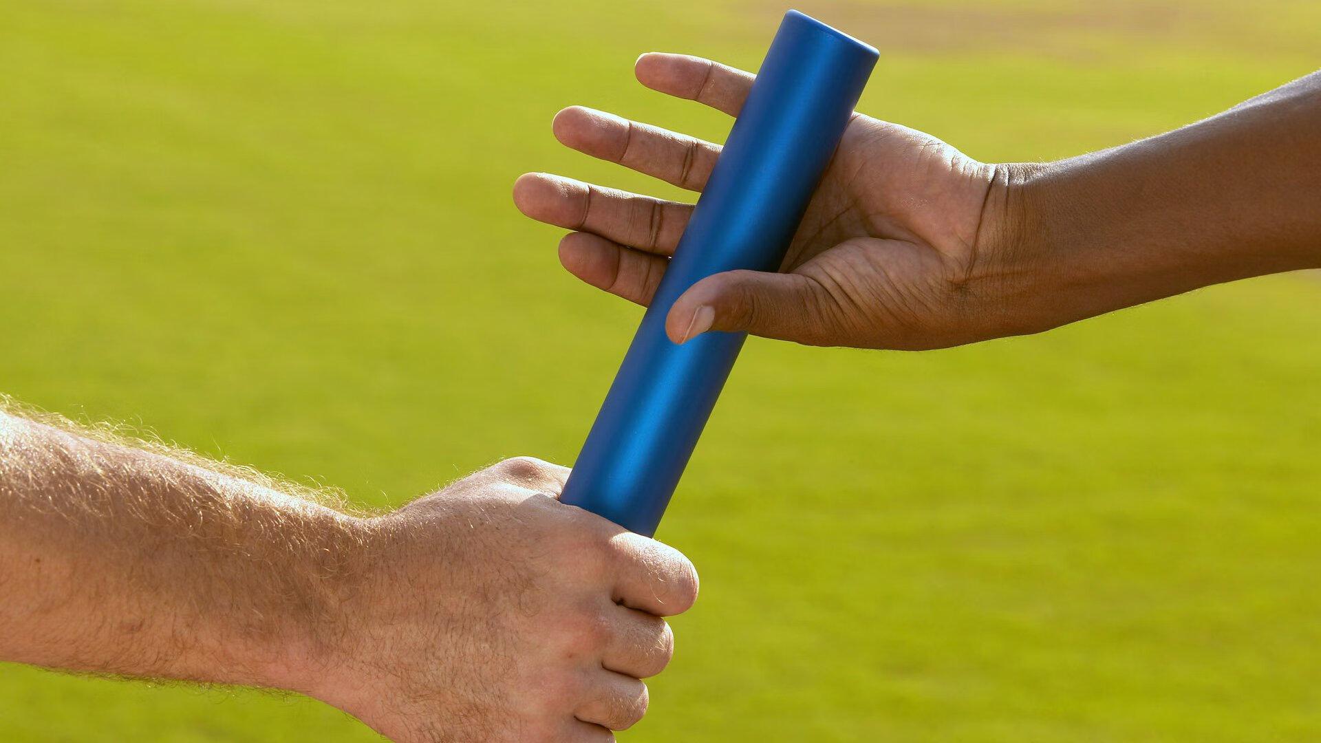 利物浦官方发布新赛季全家福，全员集结，英超奖杯闪耀安菲尔德